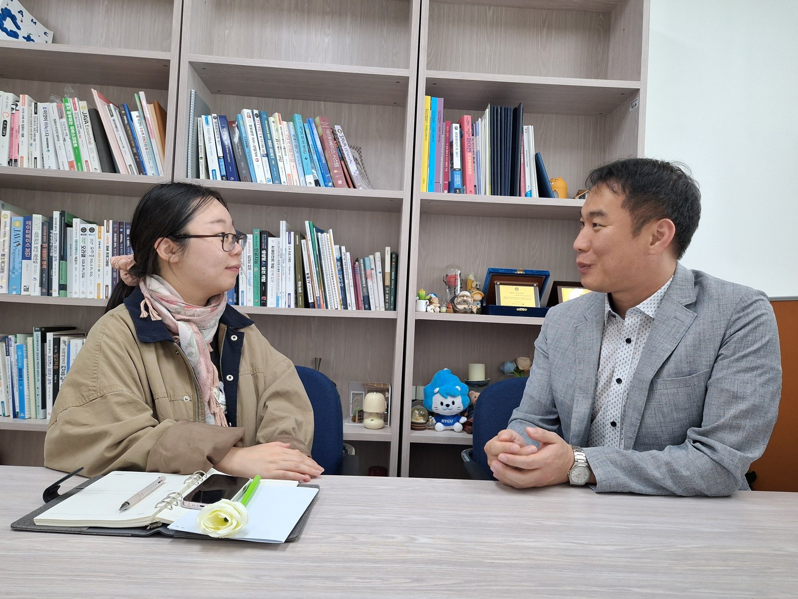 국방 분야에서의 인공지능 활용에 관해 이야기를 나누고 있는 황현호 교수