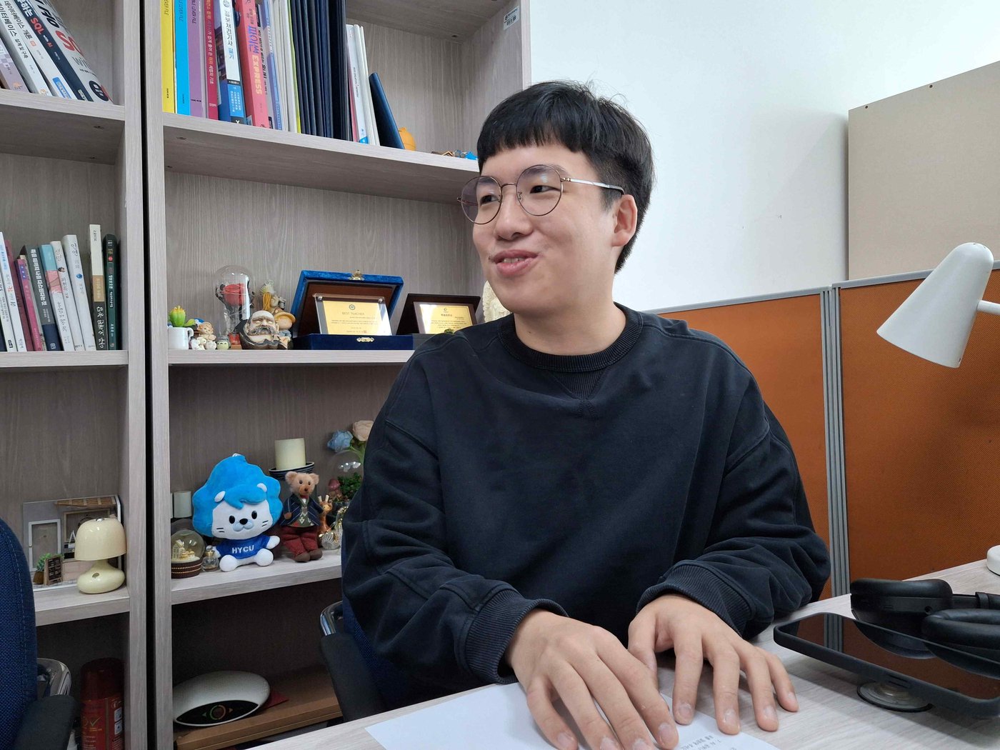 K-해양 AI 챌린지 경험에 관해 이야기를 나누고 있는 조창래 학생회장