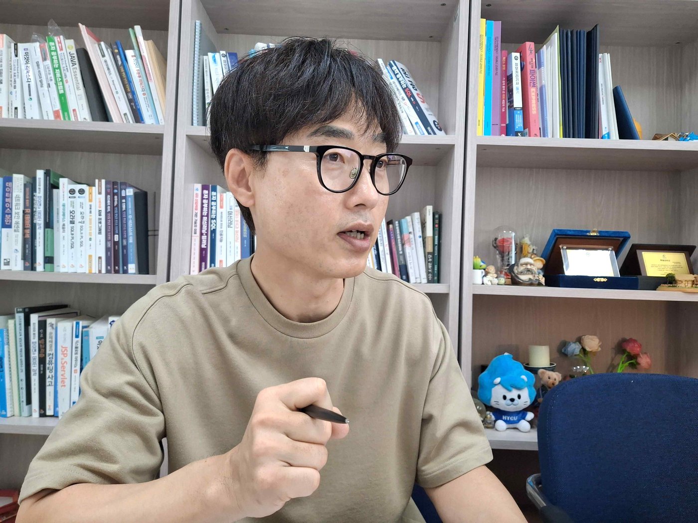 AI를 활용한 대학 콘텐츠 기획에 관해 이야기를 나누고 있는 김학민 교수